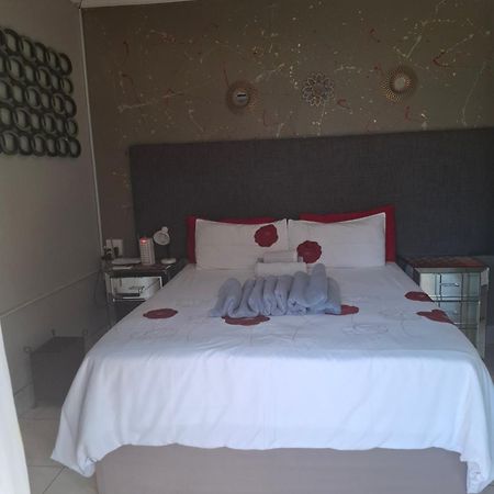 Vicky B Bed And Breakfast Mogwase 외부 사진